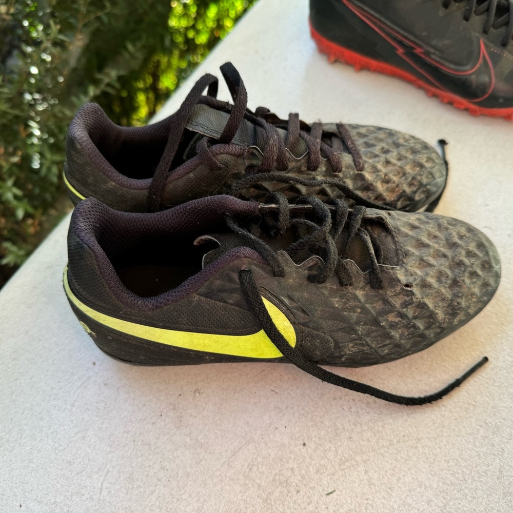 Nike Tempo Soccer Cleats kids size 2